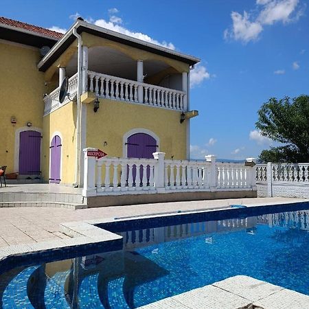V & V Villa Lalince Luaran gambar