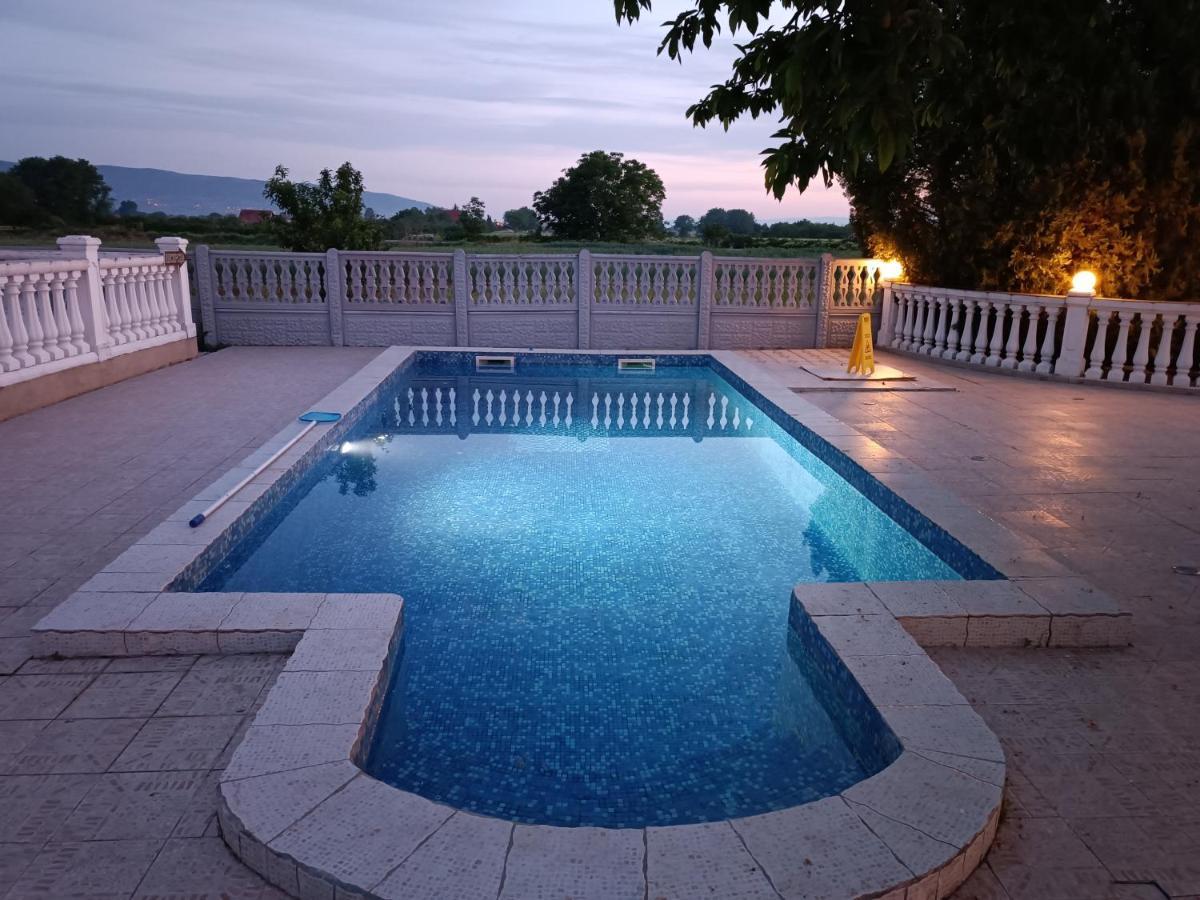 V & V Villa Lalince Luaran gambar