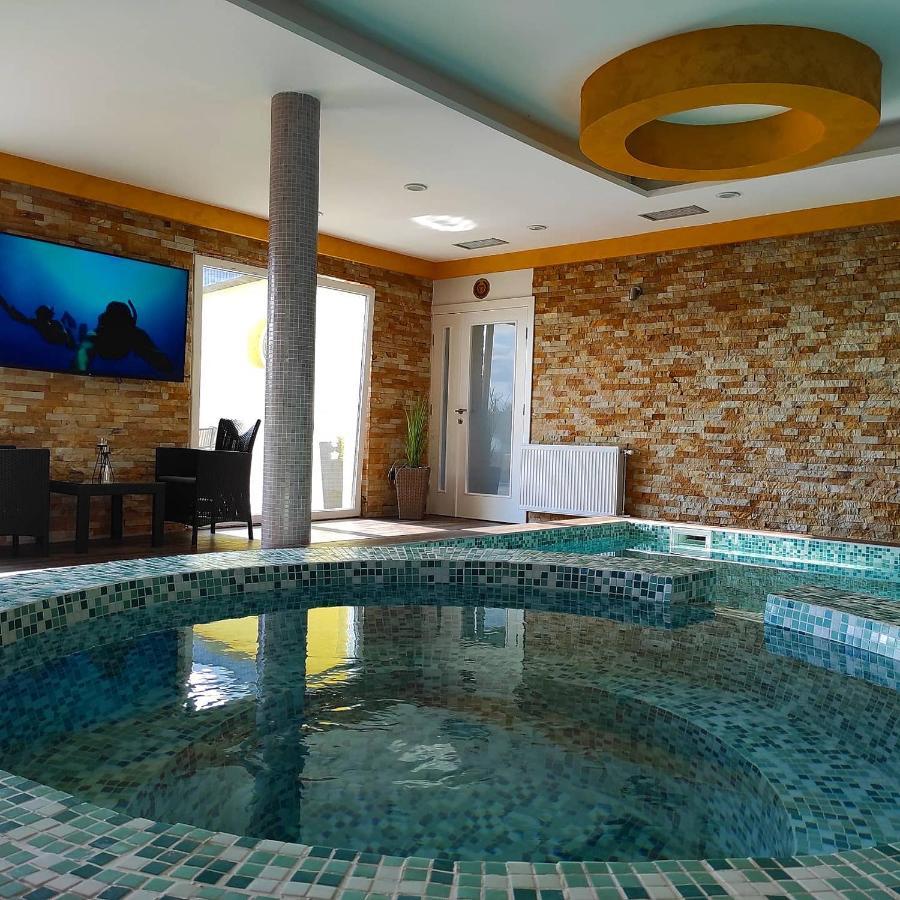 V & V Villa Lalince Luaran gambar