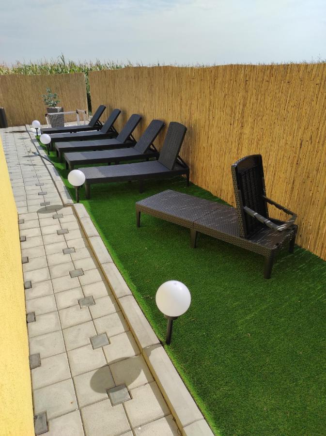 V & V Villa Lalince Luaran gambar