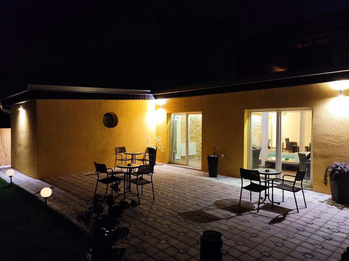 V & V Villa Lalince Luaran gambar