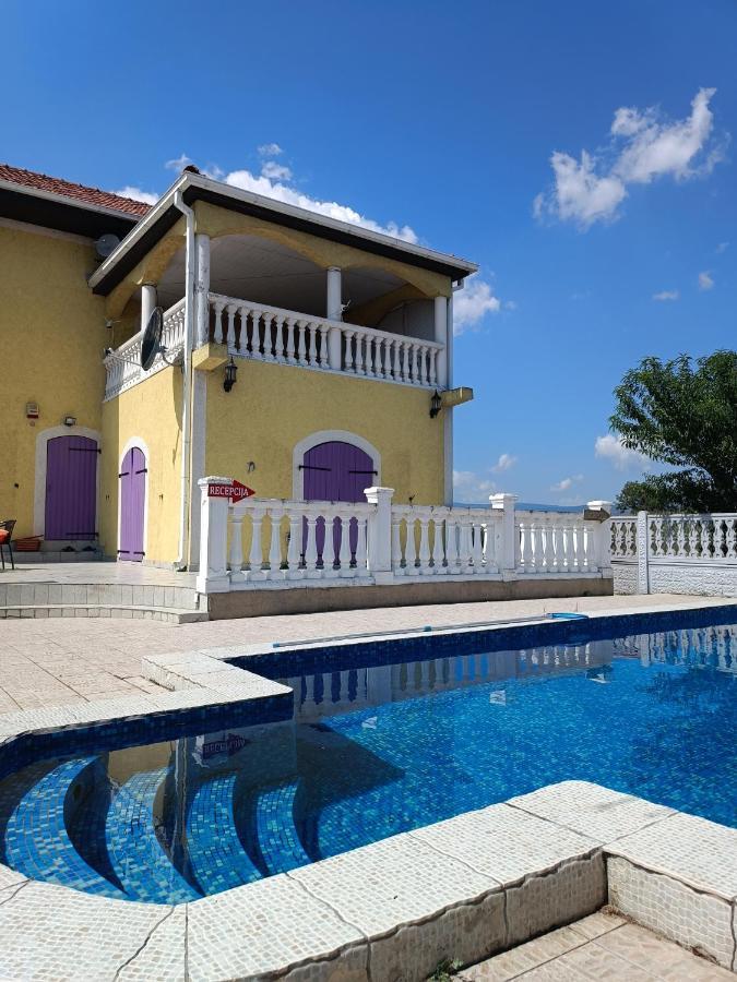 V & V Villa Lalince Luaran gambar
